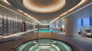 Bazén v ubytování Lotte Hotel Hanoi nebo v jeho okolí
