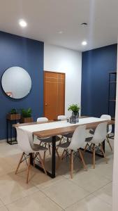 グアダラハラにあるCASA Azul Turquesa Excelente Ubicacion Facturamosの青い壁の客室で、テーブルと椅子が備わります。