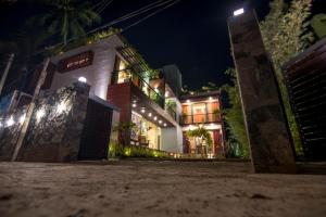 ein Haus in der Nacht mit Lichtern in der Unterkunft Villa 73 Unawatuna in Unawatuna