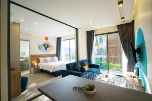 um quarto de hotel com uma cama e uma sala de estar em HOMA Phuket Town em Cidade Phuket mais 37 fotografias