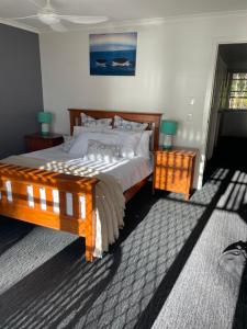 um quarto com uma cama grande e duas mesas de cabeceira em Villa 39 Beachfront em Tangalooma