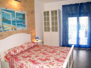 贾迪尼-纳克索斯Appartamenti Calliope e Silvia, Giardini Naxos的一间卧室，里面有一张床和一扇窗户。