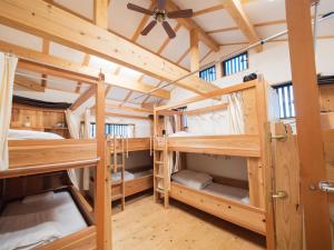 高松市にあるゲストハウス若葉屋のキャビン内の二段ベッドが備わる客室です。