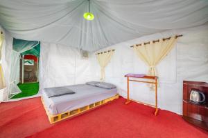 um quarto com uma cama numa tenda em แสงเหนือแคมป์ปิ้งม่อนแจ่ม em Ban Mae Raem