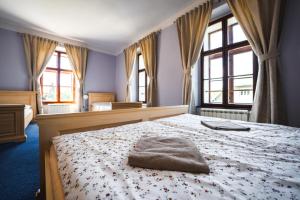 ein Schlafzimmer mit einem Bett und einem Handtuch darauf in der Unterkunft Penzion Johannes, Rýmařov - Stará Ves in Stará Ves