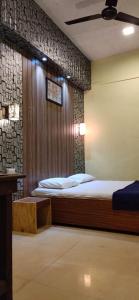 Tempat tidur dalam kamar di Resort park view kathiyawadi matheran