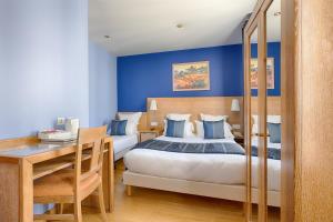 Un pat sau paturi într-o cameră la Grand Hotel Dore