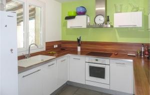 Η κουζίνα ή μικρή κουζίνα στο Lovely Home In Sussargues
