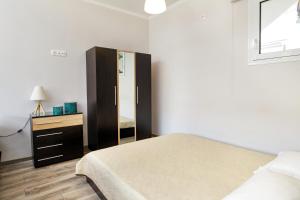 A bed or beds in a room at Stellina's new studio 5min from beach