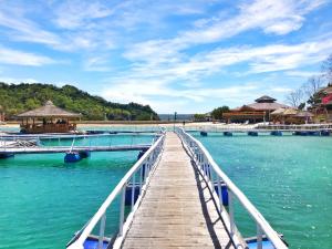 un puente de madera sobre un cuerpo de agua en Grace Island Resort by Cocotel, en San José 8 fotos más