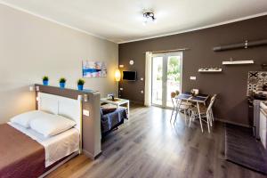 A bed or beds in a room at Maria's modern studio 5min from beach