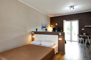 A bed or beds in a room at Maria's modern studio 5min from beach