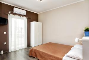 A bed or beds in a room at Maria's modern studio 5min from beach