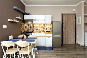 A kitchen or kitchenette at Maria's modern studio 5min from beach