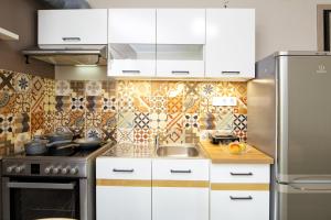 A kitchen or kitchenette at Maria's modern studio 5min from beach