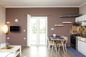 A kitchen or kitchenette at Maria's modern studio 5min from beach