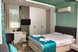 Un pat sau paturi într-o cameră la Berrak Su Hotel
