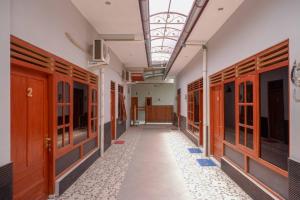 an empty corridor in a building with a ceiling at Wisma Sanggrahan Syariah Yogyakarta Mitra RedDoorz in Bantul