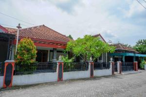 a house with a fence in front of it at Wisma Sanggrahan Syariah Yogyakarta Mitra RedDoorz in Bantul
