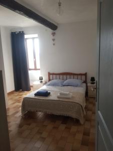 een slaapkamer met een groot bed in een kamer bij Ferme de Fonfroide Location à la semaine in La Motte-Chalançon