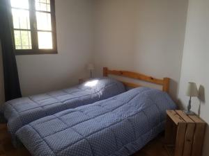 1 dormitorio con 2 camas individuales y ventana en Ferme de Fonfroide Location à la semaine en La Motte-Chalançon