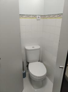 Un baño con un inodoro blanco en una cabina. en Quinta dos Campos - Apartamento 2, en Braga