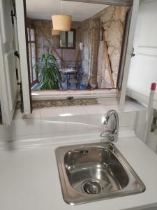 un fregadero en una cocina con una ventana encima en Quinta dos Campos - Apartamento 2, en Braga