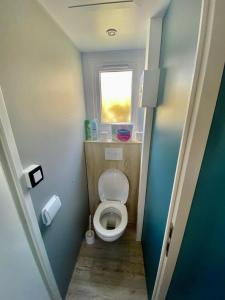 un piccolo bagno con servizi igienici e finestra di Mobilhome 6 places vue mer a Drammont