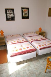 2 Betten nebeneinander in einem Zimmer in der Unterkunft Ubytování na Hluboké in Hluboká nad Vltavou