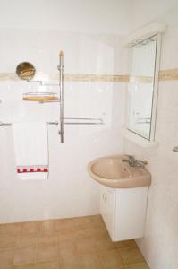 ein Bad mit einem Waschbecken und einem Spiegel in der Unterkunft Ubytování na Hluboké in Hluboká nad Vltavou
