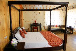 Ліжко або ліжка в номері Serene Aravali Resort, Pushkar