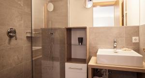łazienka z umywalką i prysznicem w obiekcie Living-Apart Anita w mieście Oetz