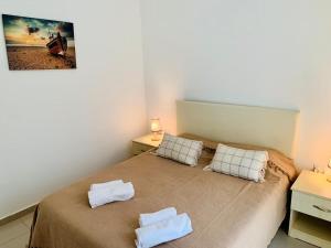ein Schlafzimmer mit einem Bett mit zwei Handtüchern darauf in der Unterkunft Beautiful & Quiet Two-Bedroom Apartment with Private Garden Lukomorye C1 in Kyrenia