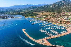 una vista aérea de un puerto con barcos en el agua en AHR Baja Hotel & Spa Cannigione en Cannigione