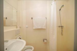 A bathroom at Szobi Malomkert Lovarda