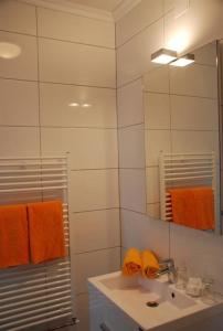een badkamer met een wastafel en een spiegel bij Pension Agnes in Sankt Kanzian