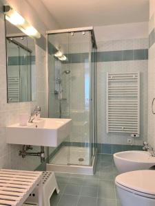 een badkamer met een douche, een wastafel en een toilet bij Panorama Rosie Design Chalet in Bad Kleinkirchheim