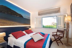 - une chambre avec un lit et une fenêtre dans l'établissement Mariva Dune Suites, à San Vincenzo