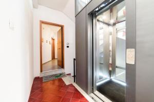 korytarz ze szklanymi drzwiami i lustrem w obiekcie B&B Palazzo Pinto 2 w mieście Vietri sul Mare