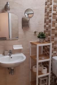 bagno con lavandino, specchio e servizi igienici di Апартамент Адикт a Sozopol