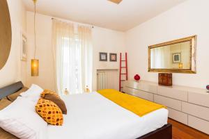 - une chambre avec un lit blanc et un miroir dans l'établissement Casa Lami in zona Cenisia by Wonderful Italy, à Turin