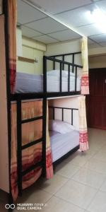 Ban Khlong Thewaにあるบ้านโอเค โฮสเทล OK HOME hostelの二段ベッド2組が備わる客室です。