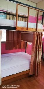 A bunk bed or bunk beds in a room at บ้านโอเค โฮสเทล