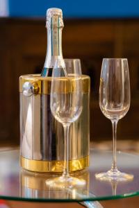 zwei Weingläser und eine Champagnerflasche in einer Dose in der Unterkunft GITADIN - Deluxe Suite Valens - Historical Center in Lüttich