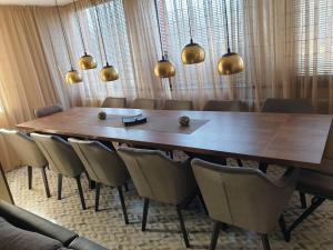 una sala conferenze con un grande tavolo e sedie in legno di Casa Veneta a Oreshak