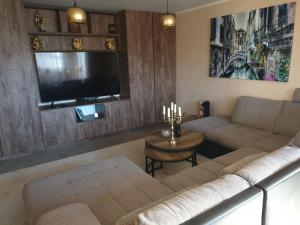 a living room with a couch and a tv at Casa Veneta in Oreshak