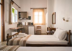 a small bedroom with two beds and a kitchen at Podotas Group in Kamares