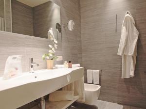La salle de bains est pourvue d'un lavabo et de toilettes. dans l'établissement Casalgrande Hotel, à Salvaterra