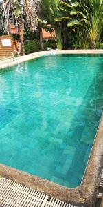 בריכת השחייה שנמצאת ב-บ้านโอเค โฮสเทล OK HOME hostel או באזור