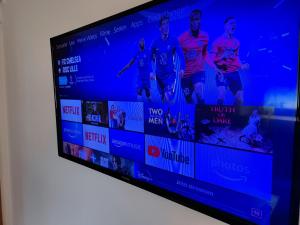 a television screen with a group of basketball players on it at VIA MALA Apartment in Kirchensittenbach